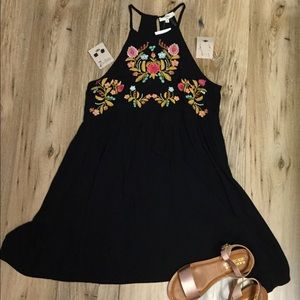 Embroidered shift dress
